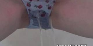 Милая японка стоя писает в трусики