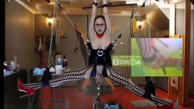 Машина для траха ебет молодую красавицу растянутую на качели любви