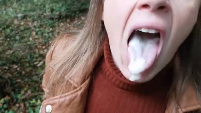 Телка после ебли в лесу взяла член хахаля в рот и проглотила сперму