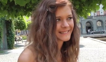 Пикапер иностранец снял в парке русскую студентку и трахнул в кустиках