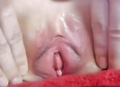 Киска русской целки пульсирует и сокращается крупным планом от оргазма