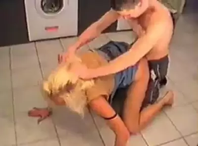 Сын силой взял мать и выебал на кухне