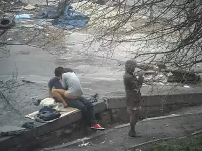 Парень снял с окна квартиры секс пьяных студентов в парке