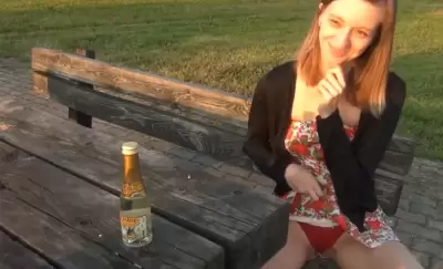 Выебал в парке на скамейке пьяную девку и кончил в рот