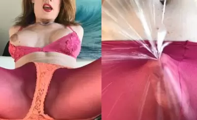 Сисястая мамаша транс обильно кончает без рук через колготки