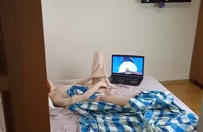 "Младшая сестра моей девушки дрочит под порно! Это не порядок, нужно трахнуть онанистку!"