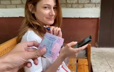 Незамужняя хохлушка сосет и трахается с незнакомцем в подъезде за деньги