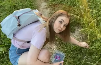 Замужняя девушка наказана лесником сексом за сбор ягод в лесу