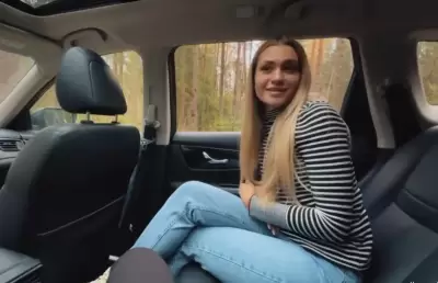 Пока родители ходили в лес пописать, брат и сводная сестра занялись сексом в машине