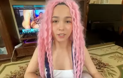 "Братик, я же могу это лучше сделать!" — Русская сестра ловит брата за просмотром порнухи и предлагает помощь