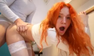 Рыжая бестия Верлонис соблазнила на кухне брата мужа на секс