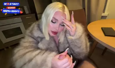 Сочная мама моего лучшего друга встретила меня в шубе и соблазнила на секс