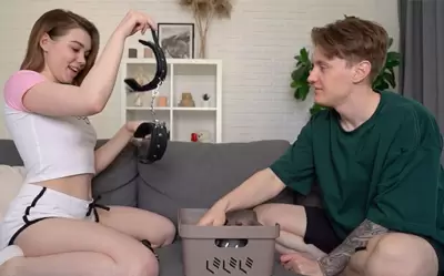 Сводная сестра нашла Sex Box родителей и предложила брату опробовать секс-игрушки в действии