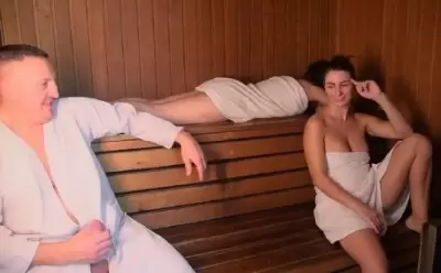 Муж изменяет жене и трахает ее подругу в сауне
