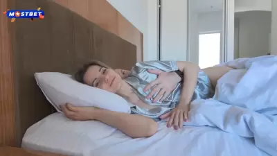 Сын лег с мамой в одну кровать, трахнул её и кончил в ротик