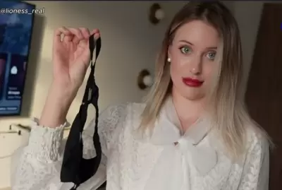 Мачеха нашла свои трусики в комнате пасынка-фетишиста и решила сделать из него нового ёбаря