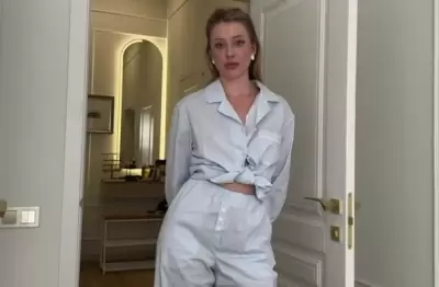 "Алекс, ты опять дрочил в душе?! Я уже устала отмывать твою сперму!" Мачеха дала понять, что секс — куда лучше дрочки в одиночку